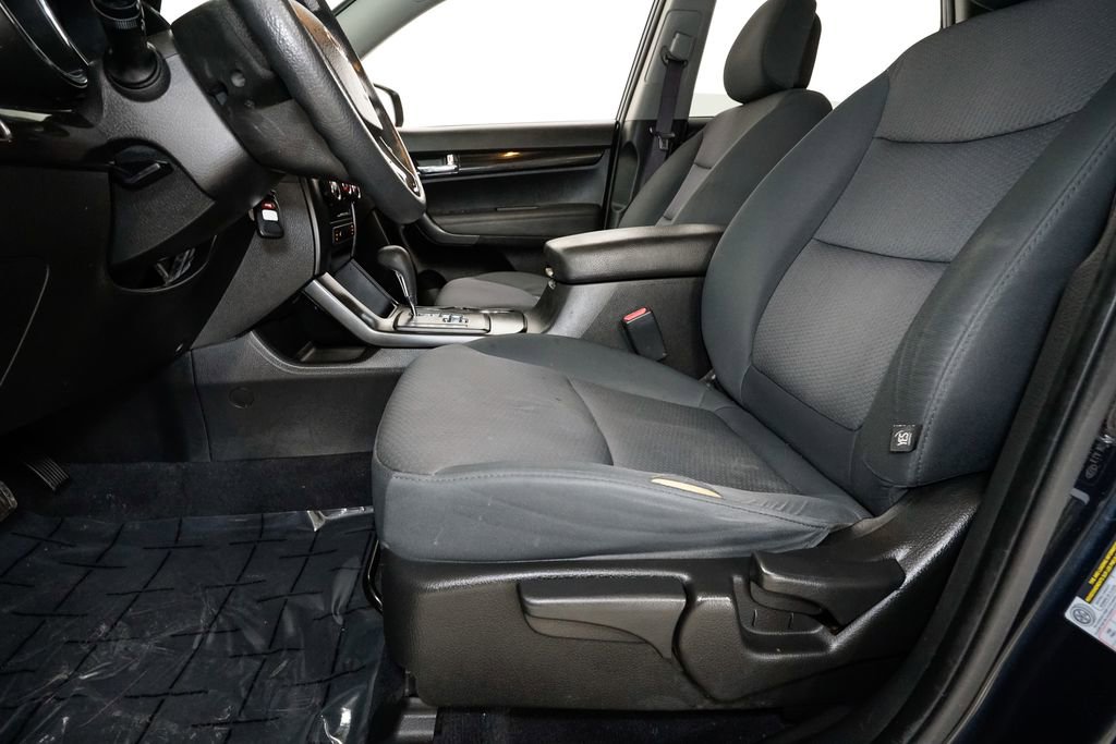 Used 2012 Kia Sorento LX w/ Convenience Pkg image 9
