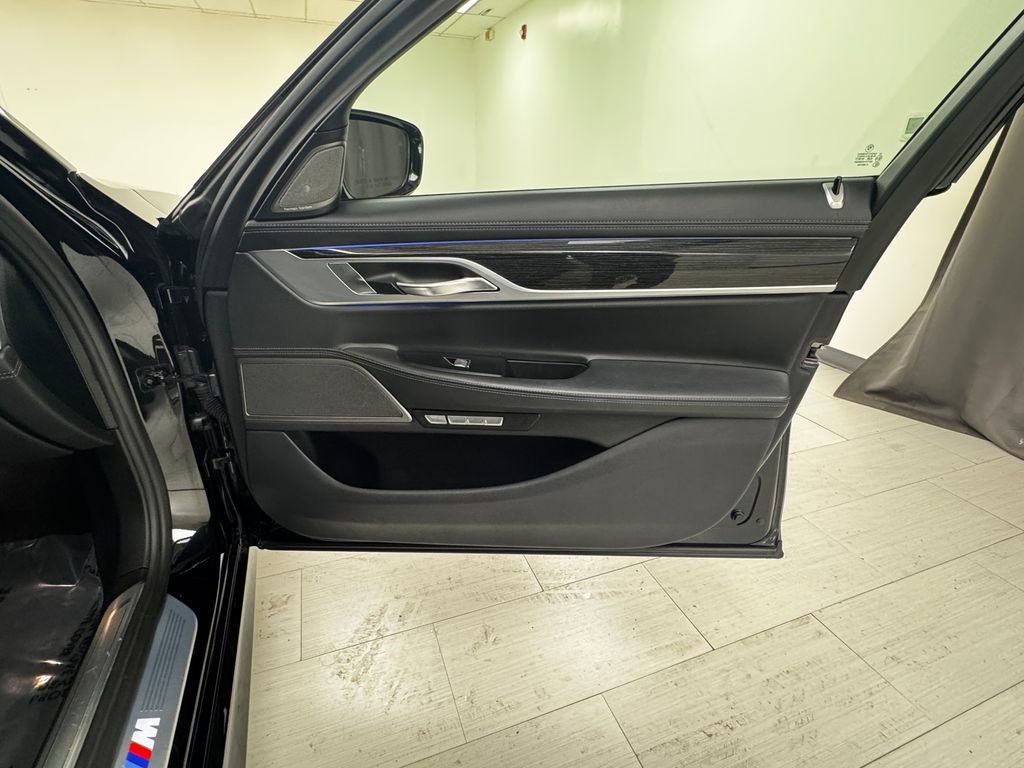 Used 2018 BMW 750i xDrive image 12