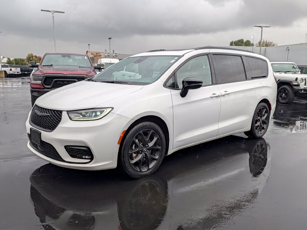 Used 2025 Chrysler Pacifica Limited FWD image 4