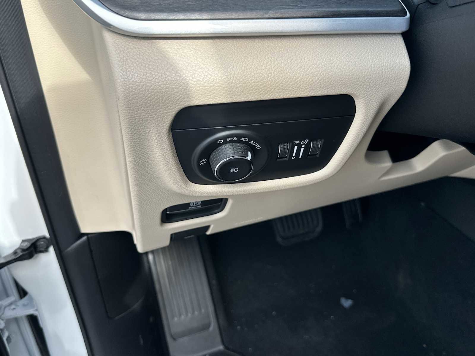 New 2025 Jeep Grand Cherokee Limited w/ Trailer Tow Package image 29