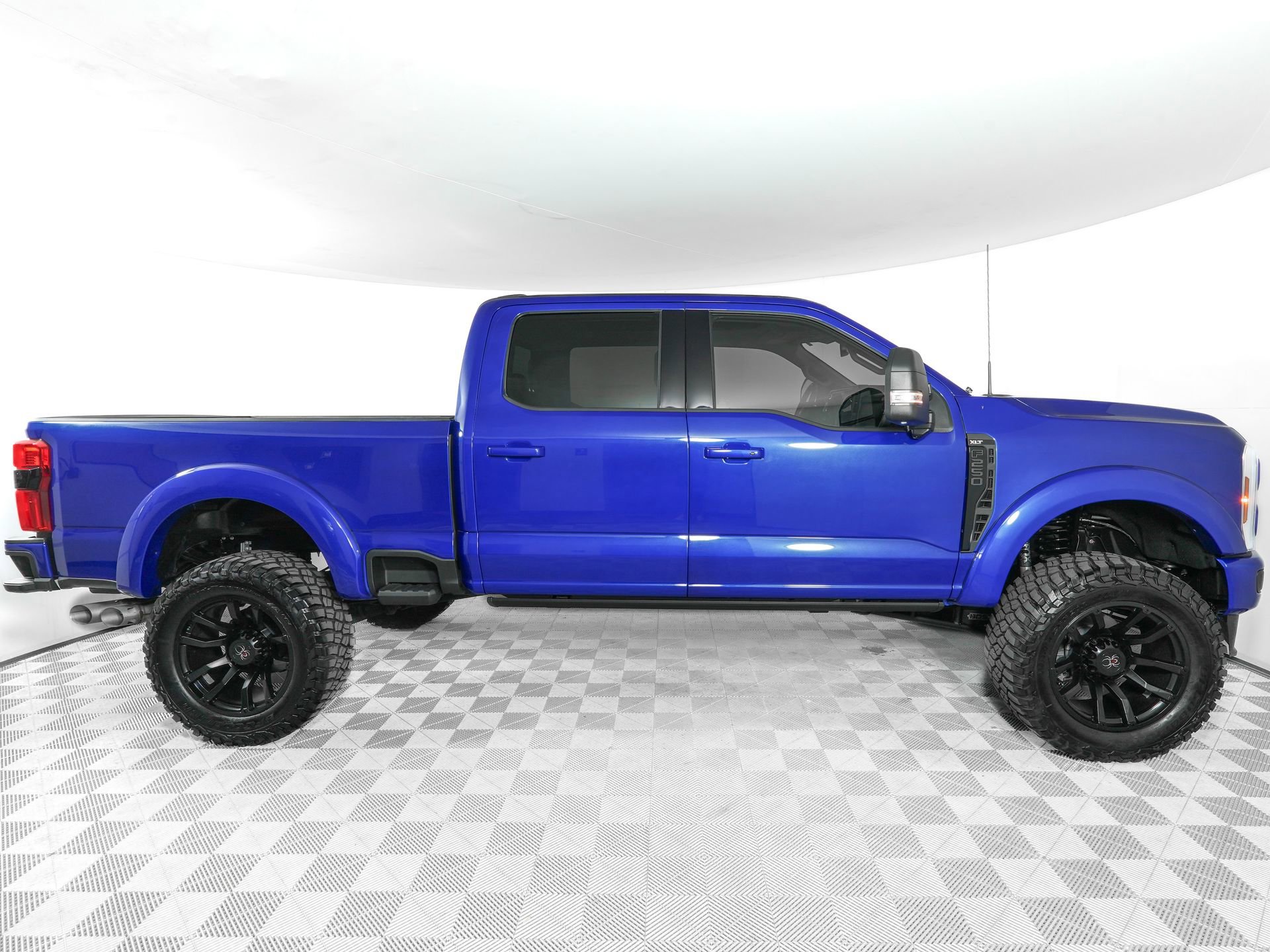 Used 2025 Ford F250 XLT w/ Black Appearance Package image 4