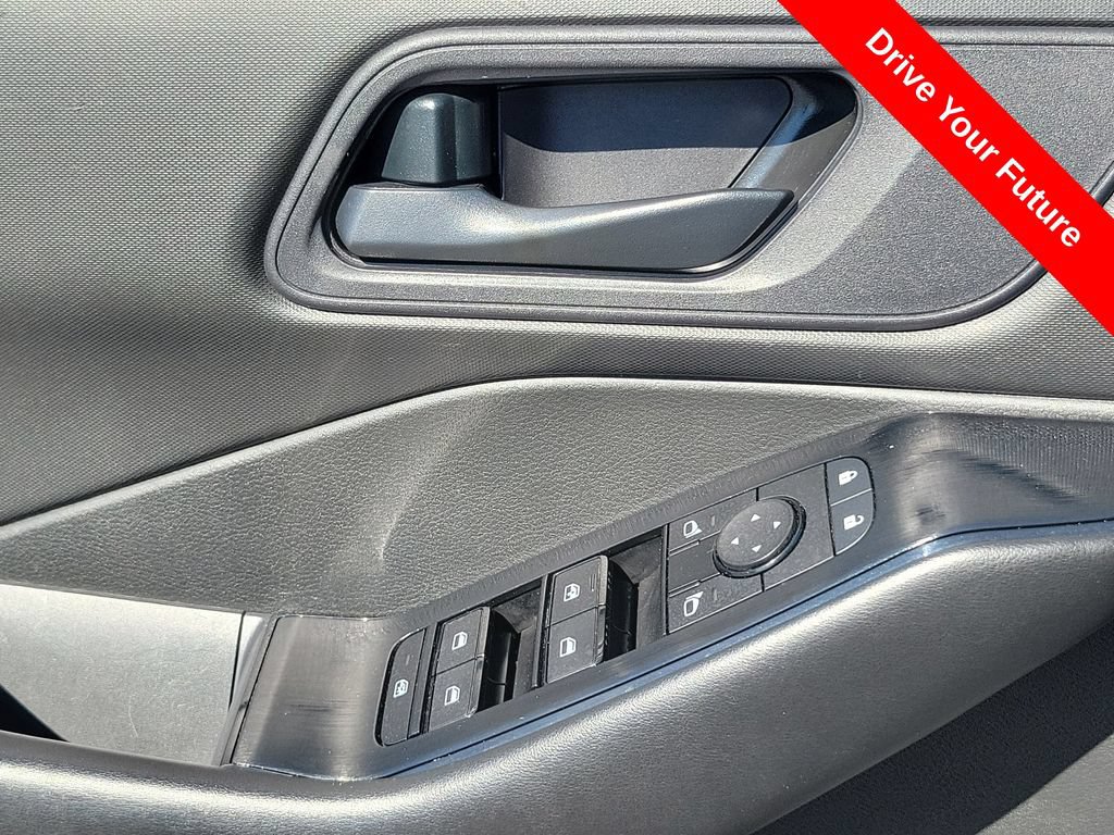 Used 2024 Nissan Rogue S FWD image 16