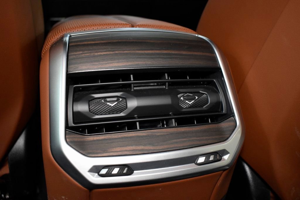 Used 2025 BMW 760i xDrive image 46