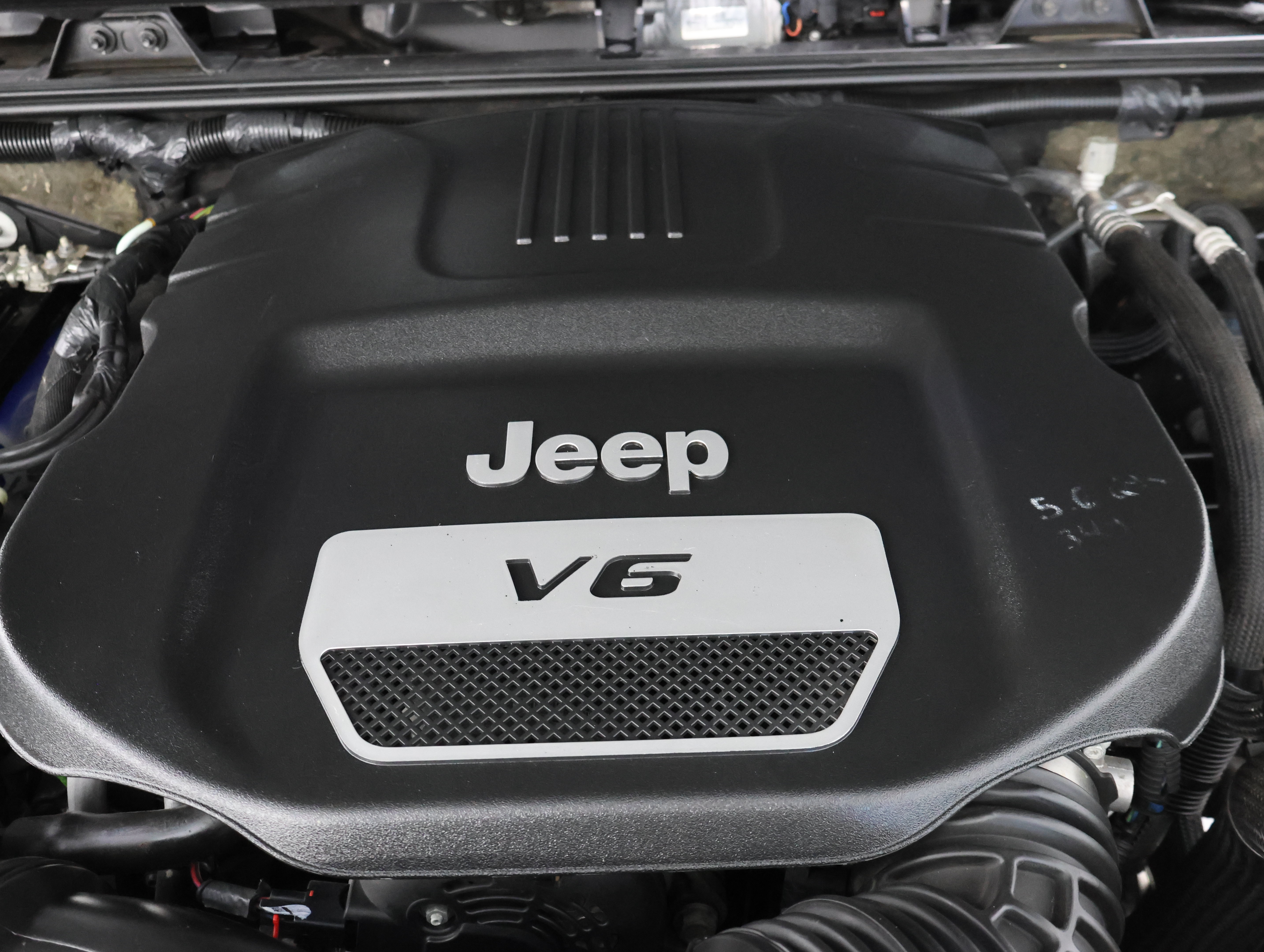Used 2017 Jeep Wrangler Unlimited Sahara w/ Connectivity Group AWD/4WD image 18