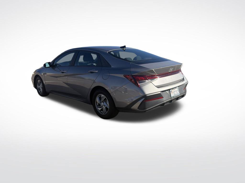 Used 2024 Hyundai Elantra SE FWD image 3