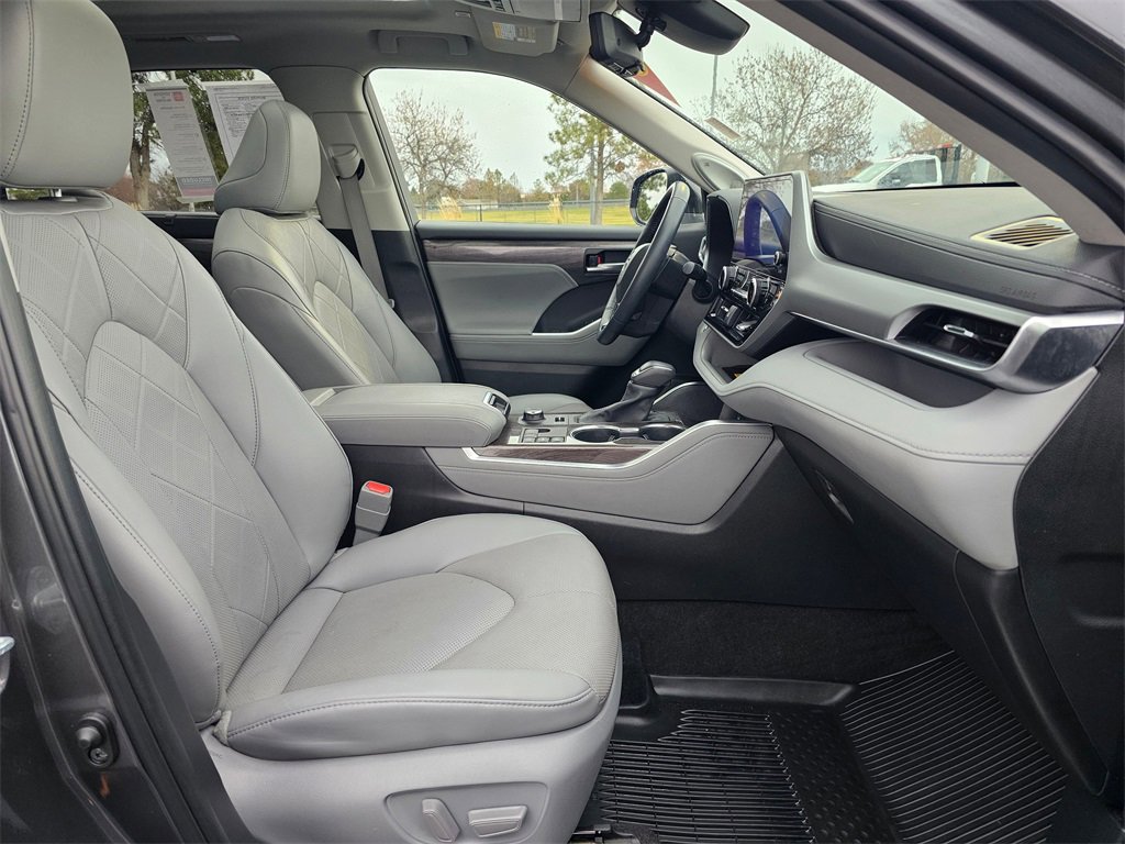Used 2023 Toyota Highlander Platinum image 10