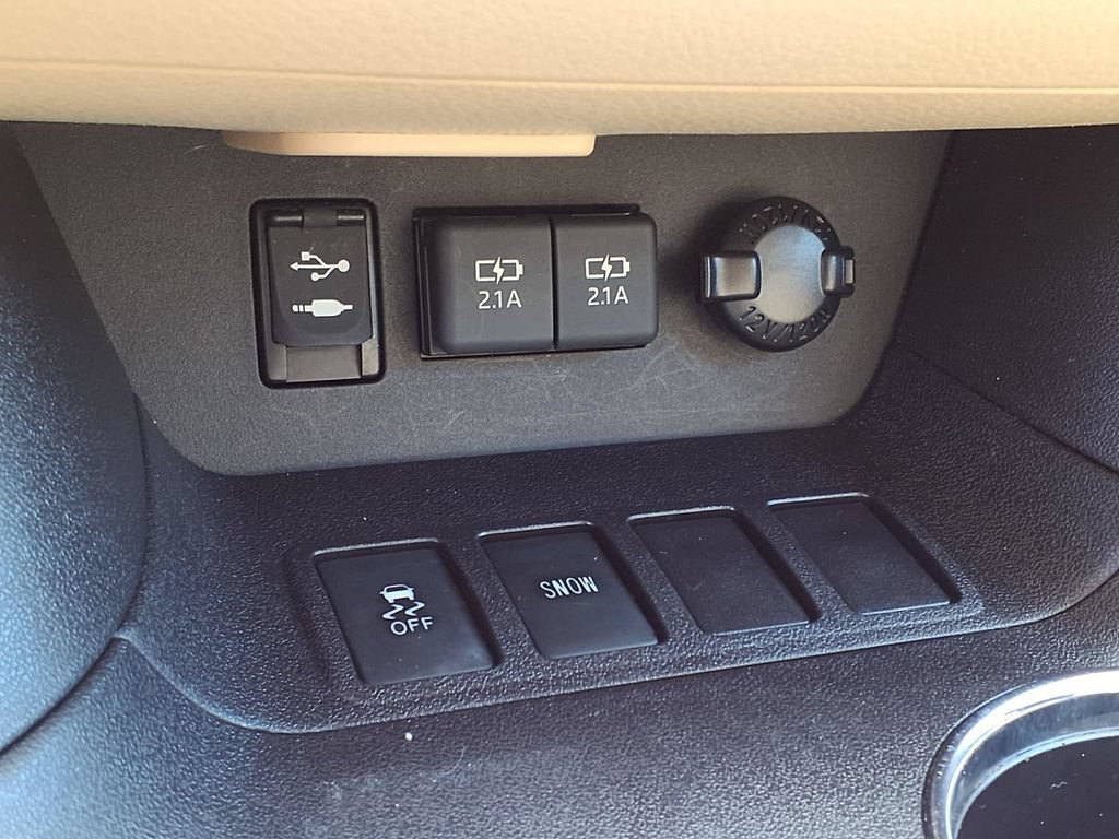 Used 2019 Toyota Highlander XLE FWD image 29