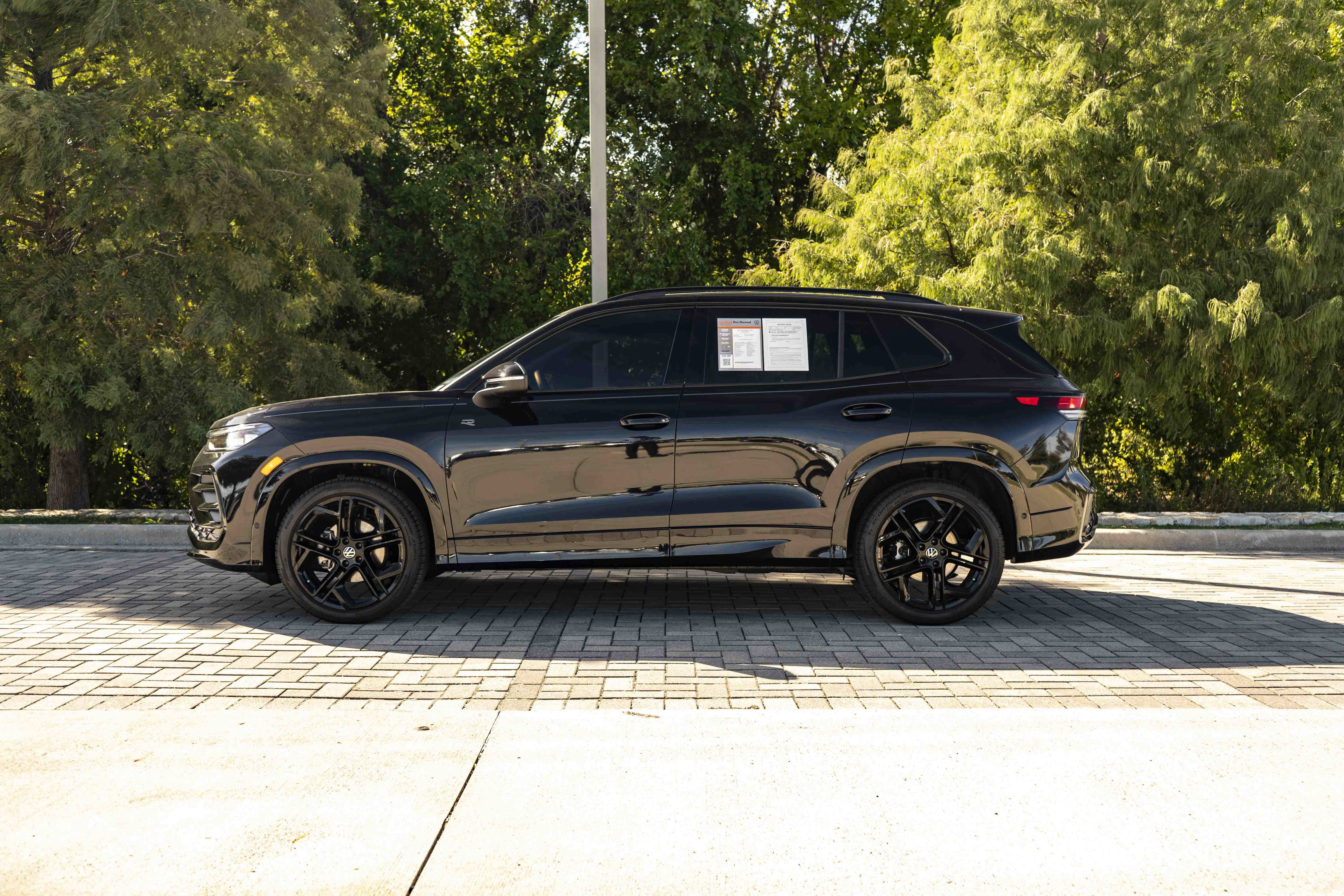Certified 2026 Volkswagen Tiguan SE R-Line FWD image 5
