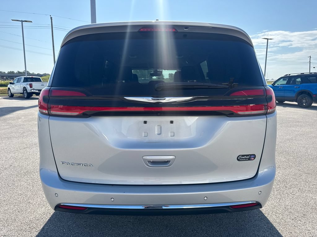 Used 2024 Chrysler Pacifica Touring-L FWD image 5