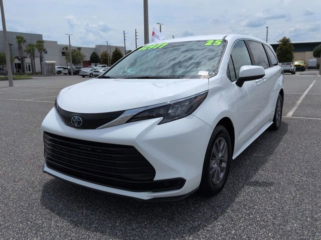 Certified 2025 Toyota Sienna LE FWD image 8