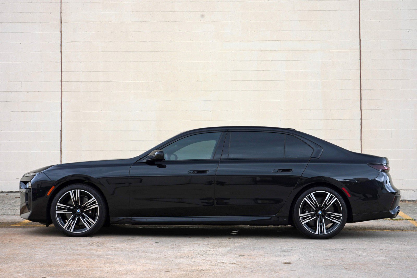 Used 2023 BMW 760i xDrive AWD/4WD image 9