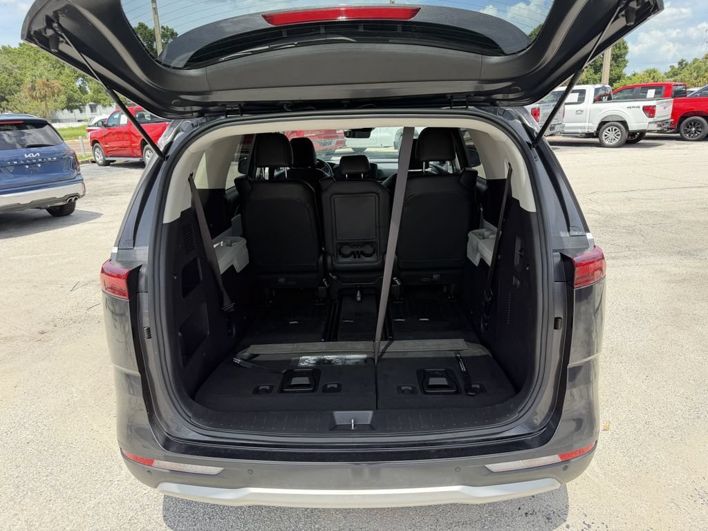 Certified 2024 Kia Carnival LX FWD image 13