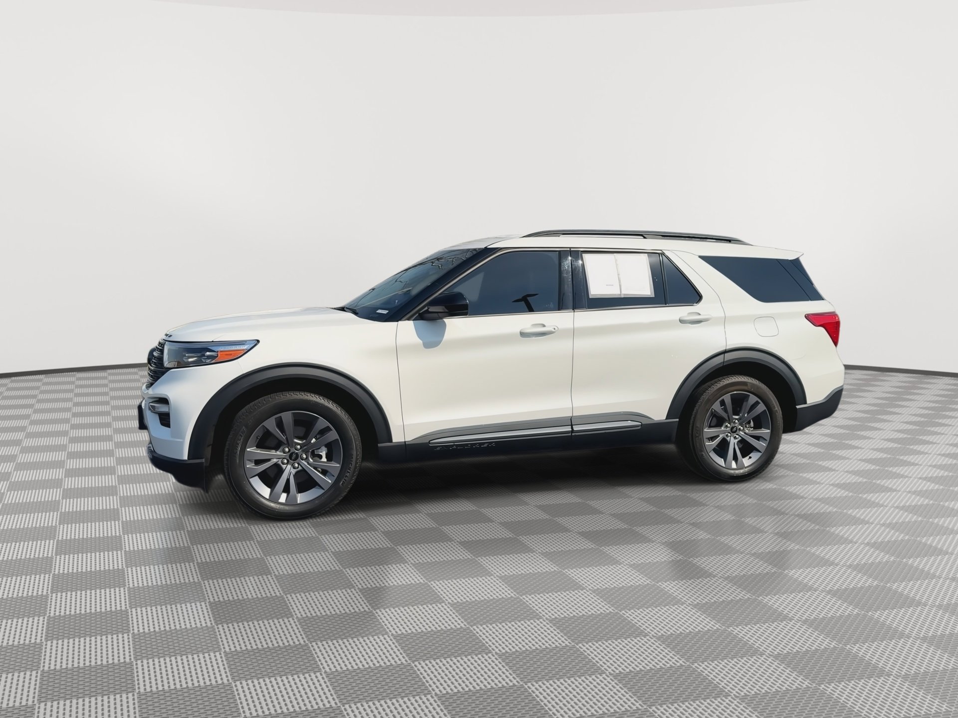 Used 2023 Ford Explorer XLT w/ Equipment Group 202A image 5