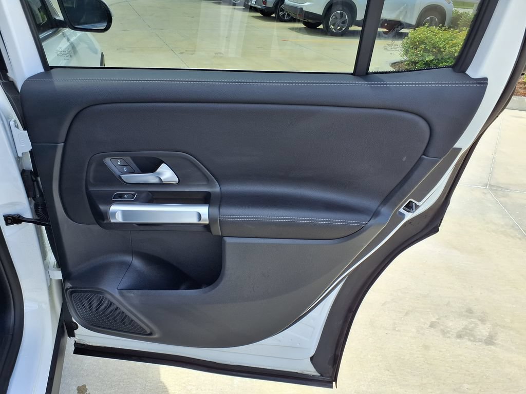 Used 2025 Mercedes-Benz GLB 250 4MATIC image 19