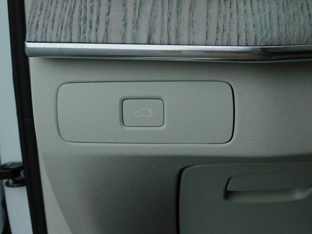 Used 2024 Volvo XC90 B6 Plus w/ Protection Package Premier image 34