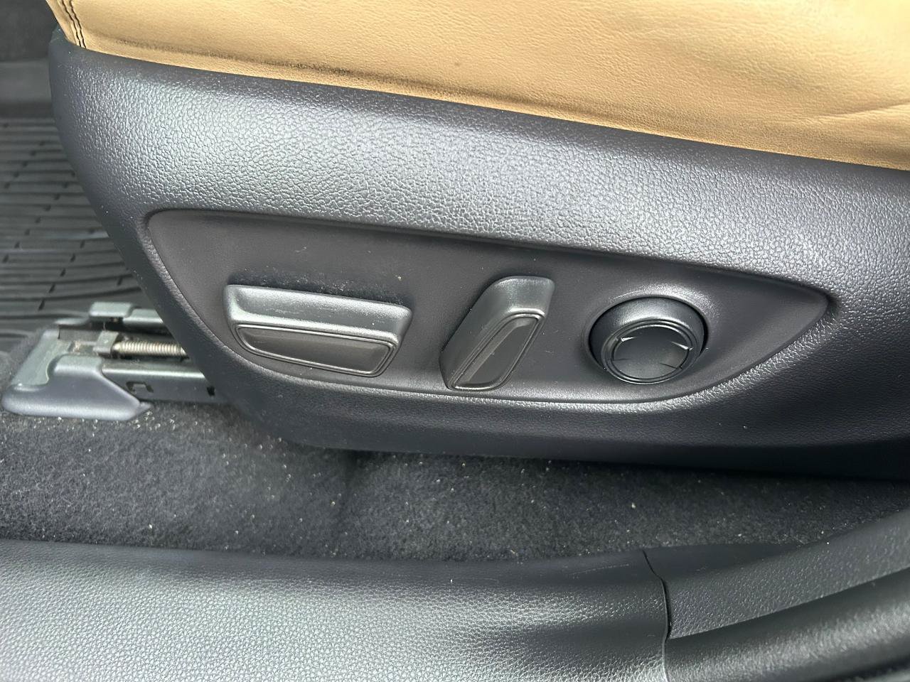 Used 2019 Toyota RAV4 Limited AWD/4WD image 10