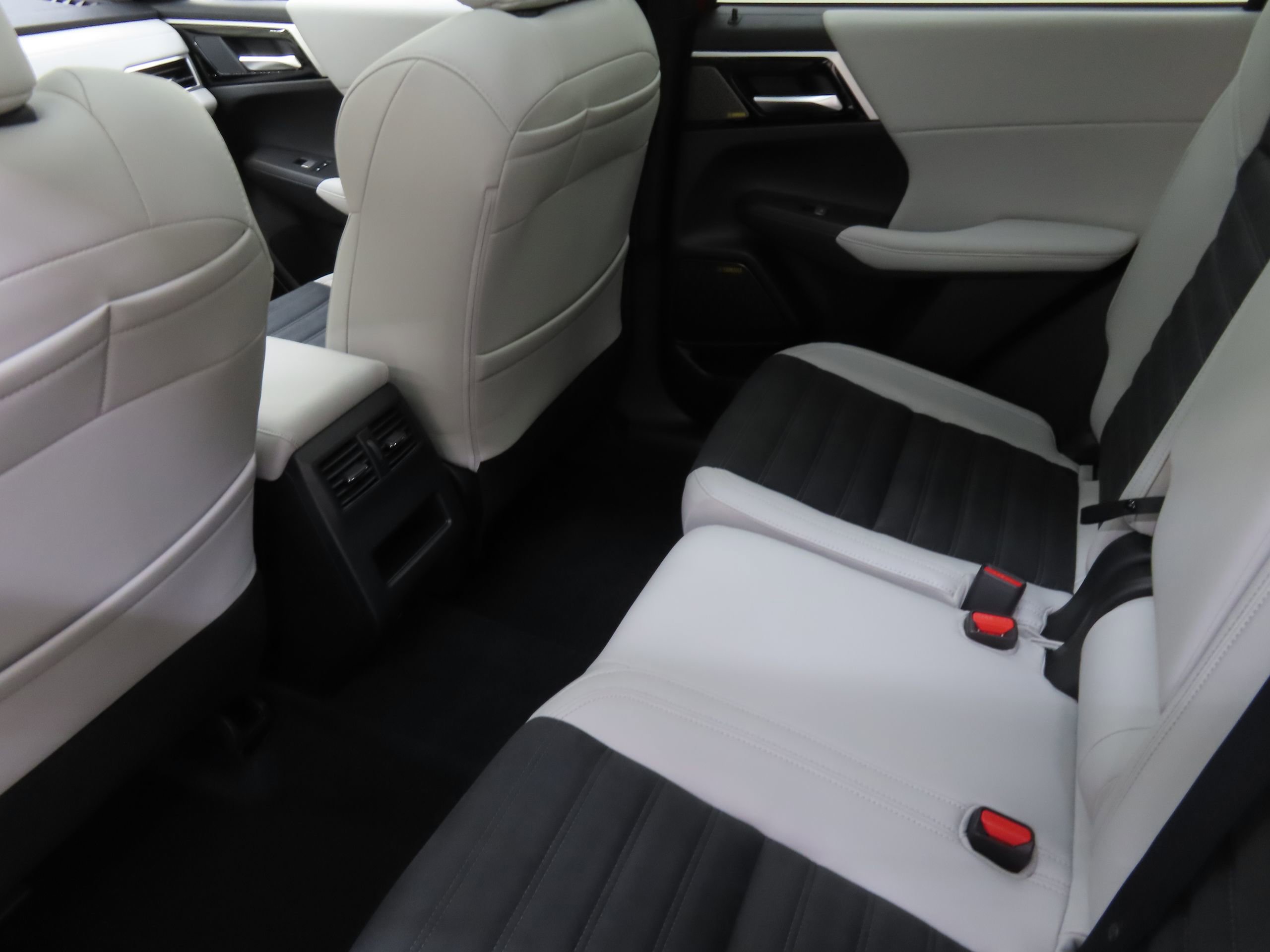 New 2025 Mitsubishi Outlander SE image 22