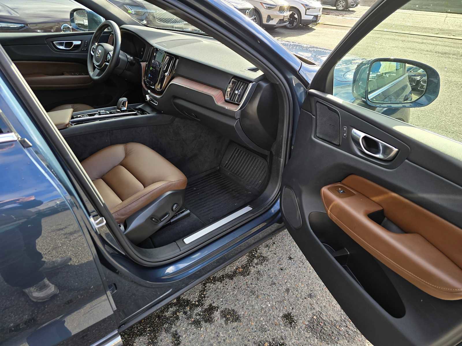 Certified 2023 Volvo XC60 T8 Plus image 12