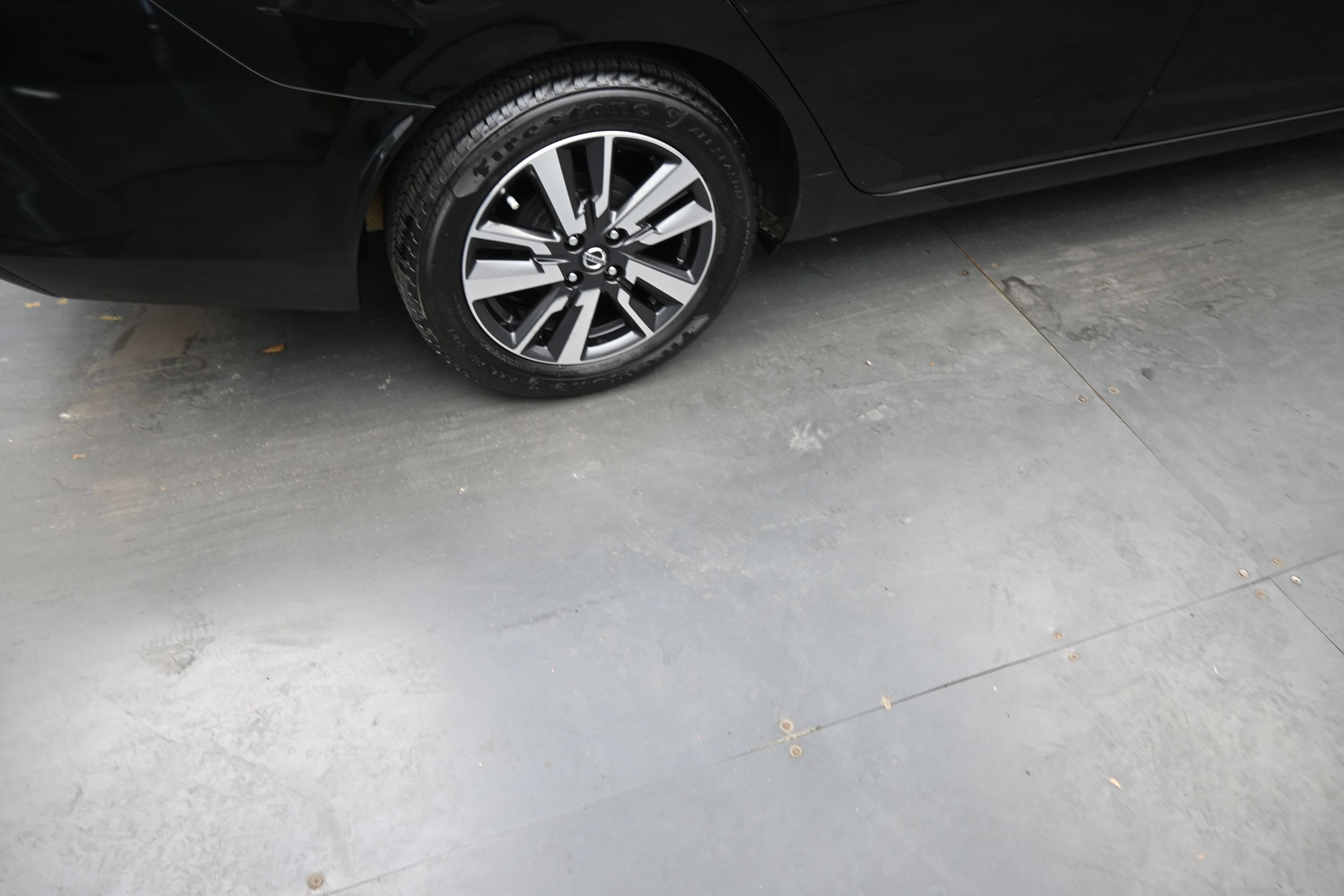 Used 2021 Nissan Versa SV FWD image 9