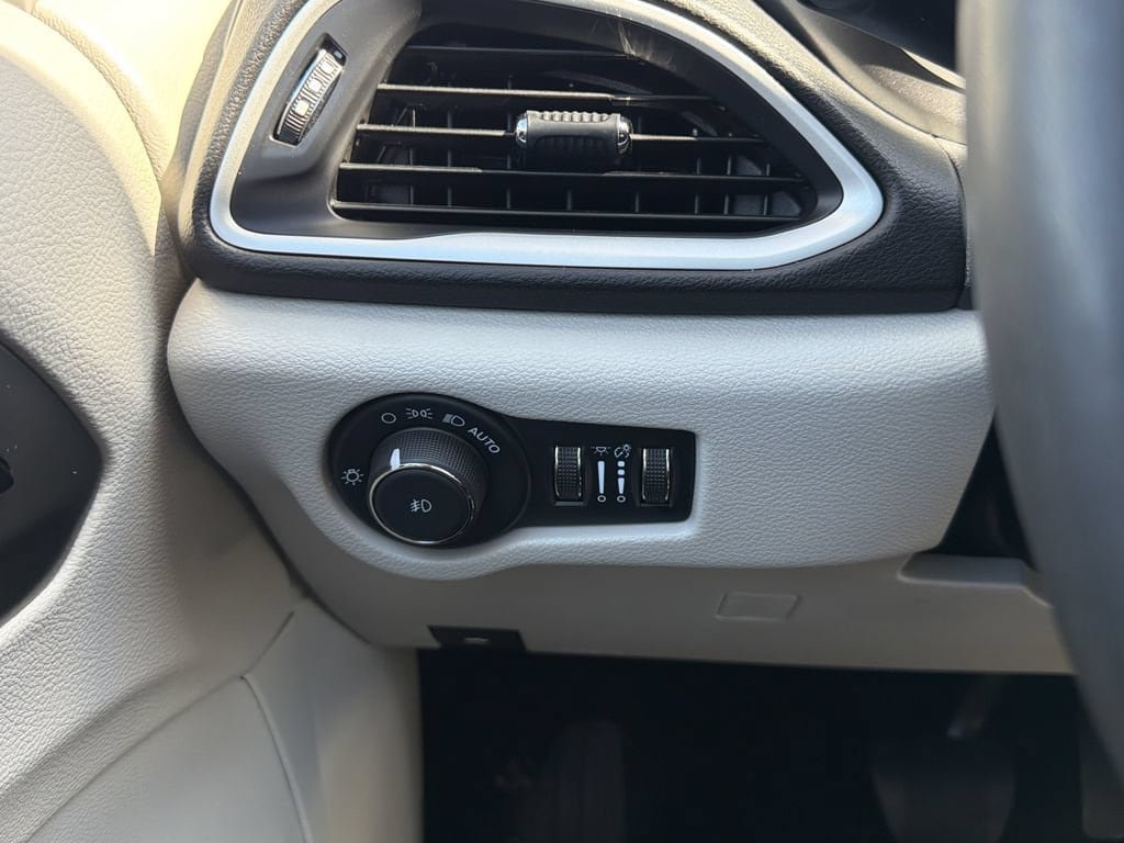Used 2024 Chrysler Pacifica Touring-L FWD image 29