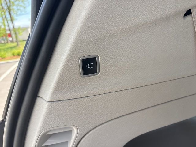 Used 2023 Chrysler Pacifica Touring-L image 14