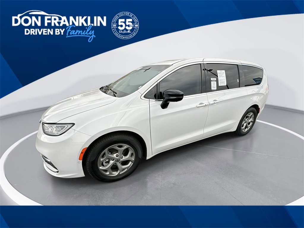 Used 2024 Chrysler Pacifica Limited w/ Uconnect Theater Family Group