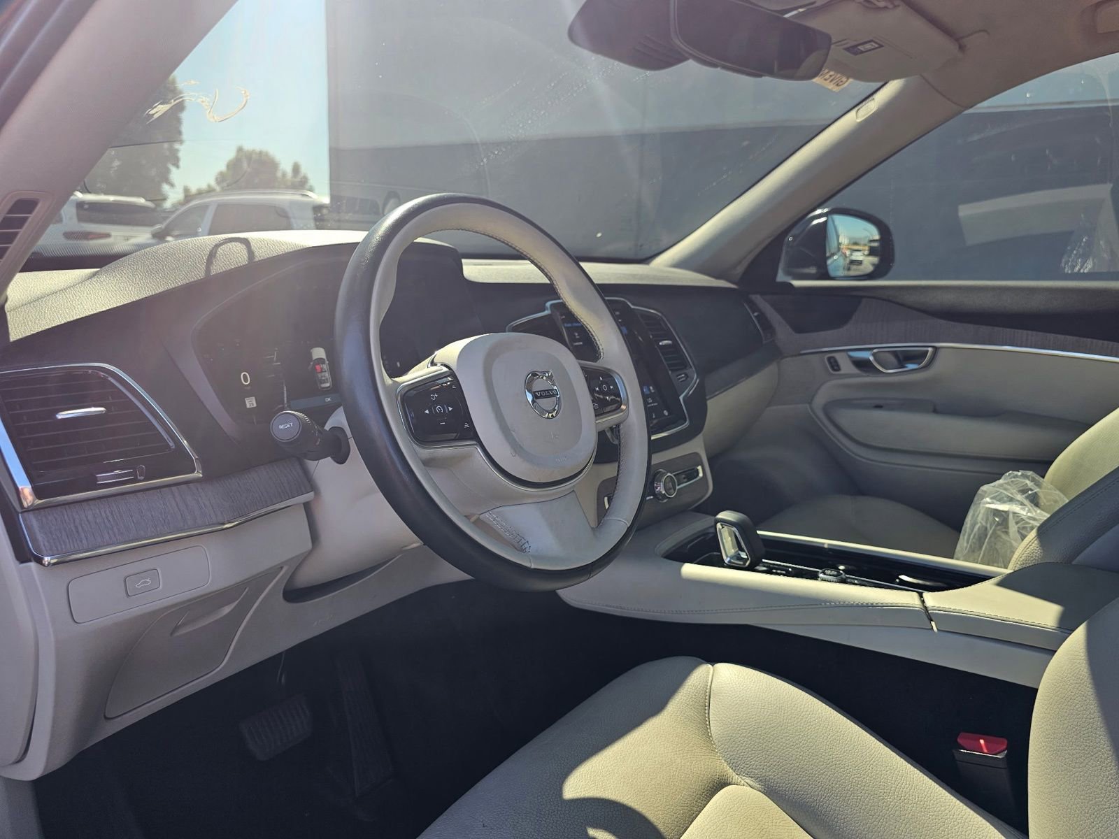 Used 2023 Volvo XC90 B6 Plus image 5