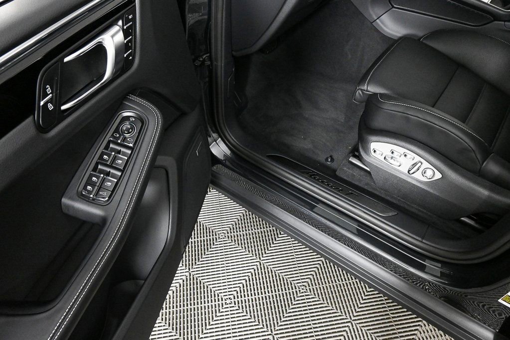 Certified 2026 Porsche Macan AWD/4WD image 8