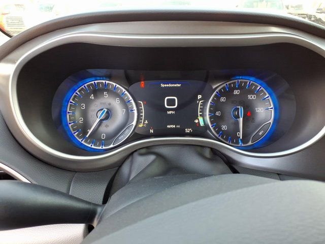 Used 2024 Chrysler Pacifica Touring-L image 10