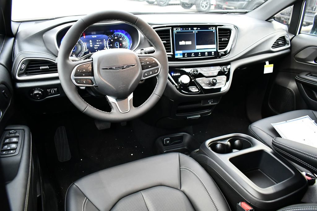 New 2026 Chrysler Pacifica Select image 9