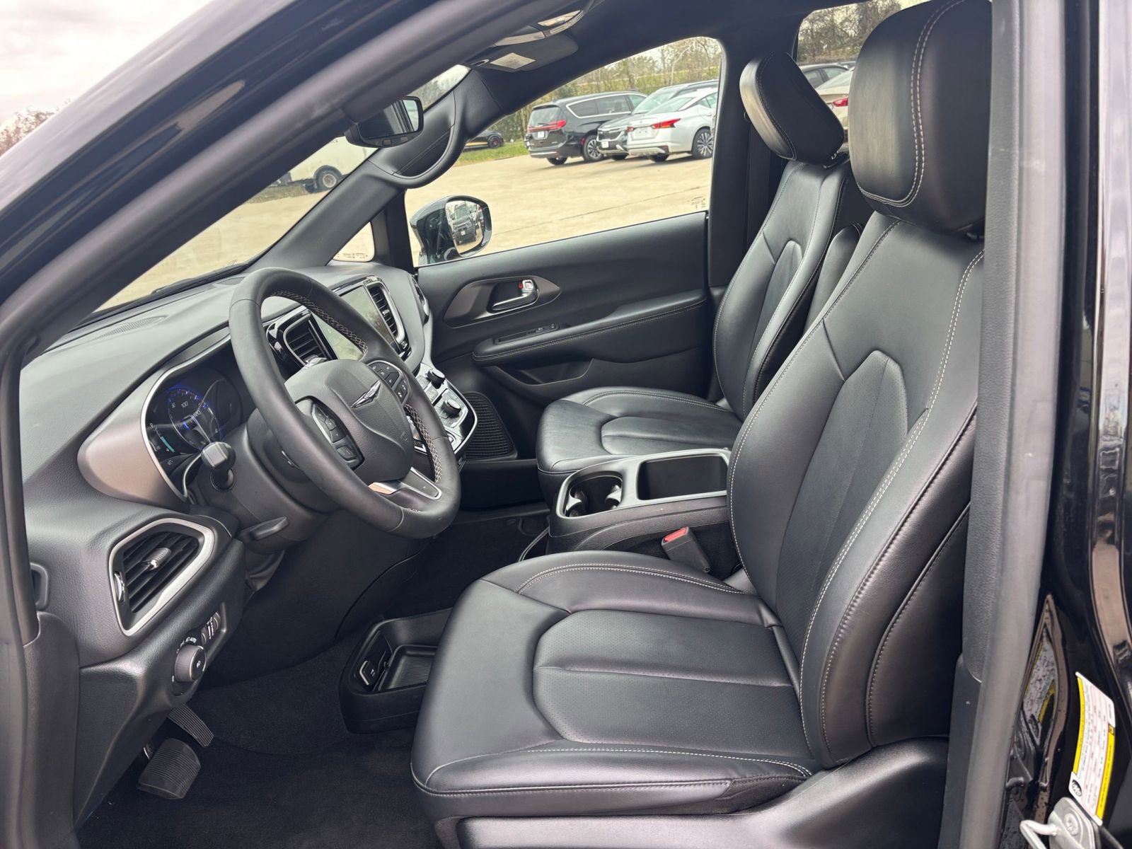 Used 2025 Chrysler Pacifica Select image 24