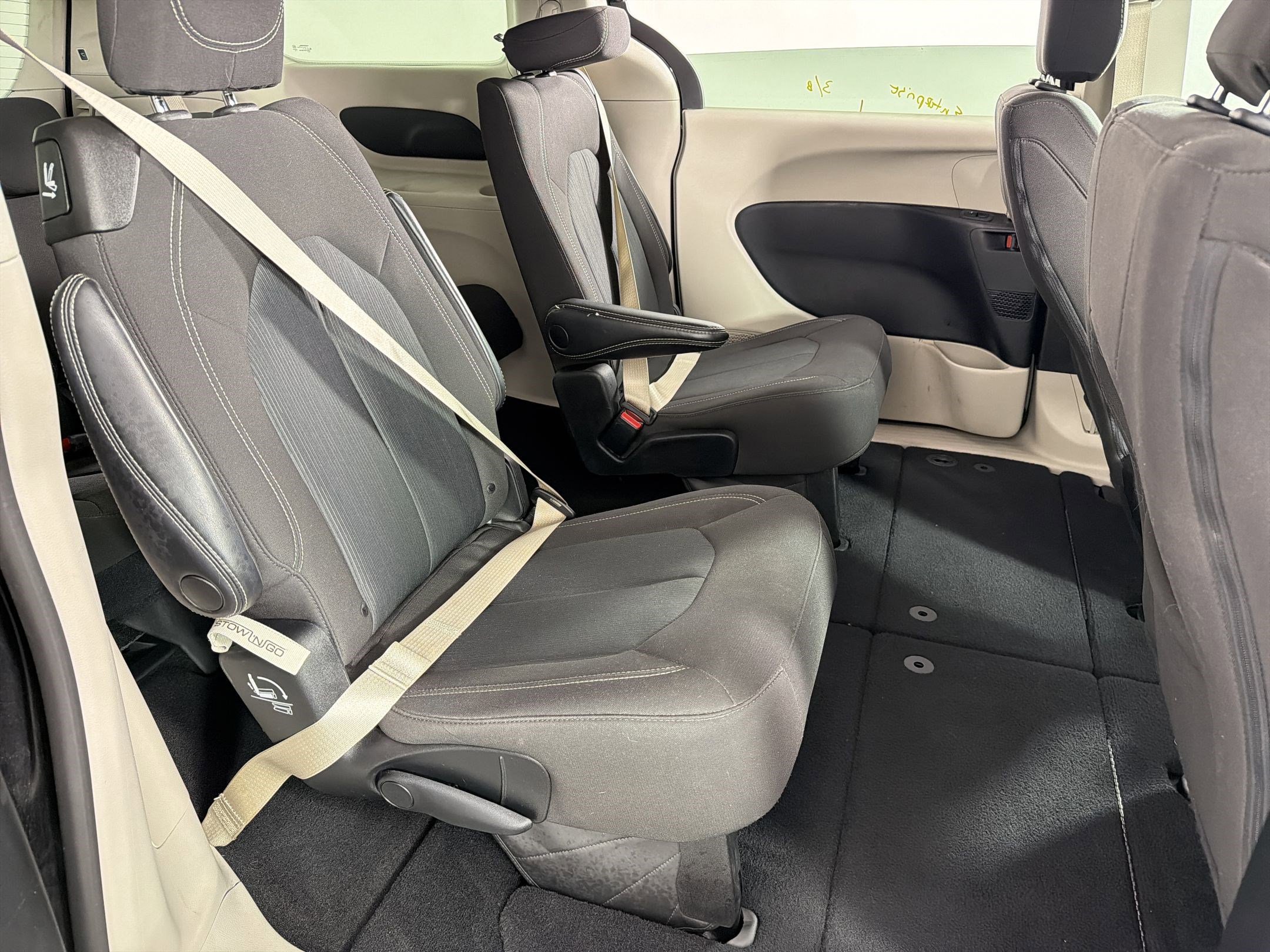 Used 2023 Chrysler Voyager LX image 28