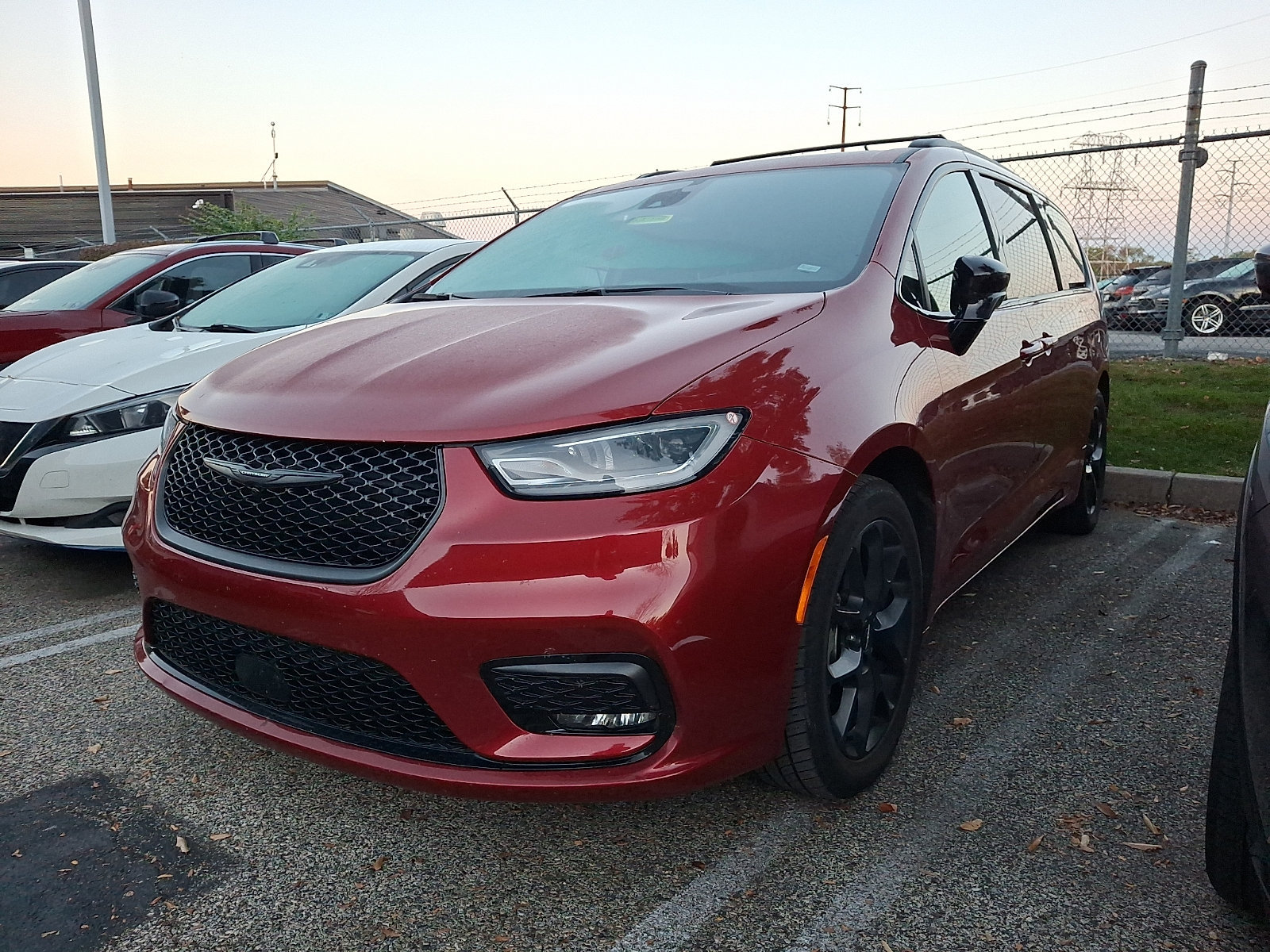 Used 2025 Chrysler Pacifica Limited FWD image 3