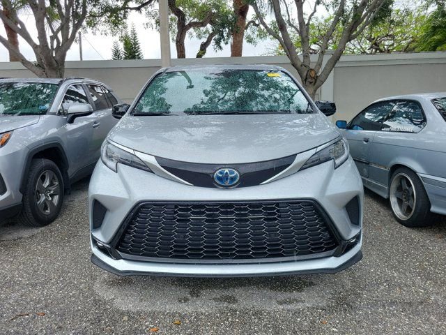 Used 2024 Toyota Sienna XSE FWD image 2