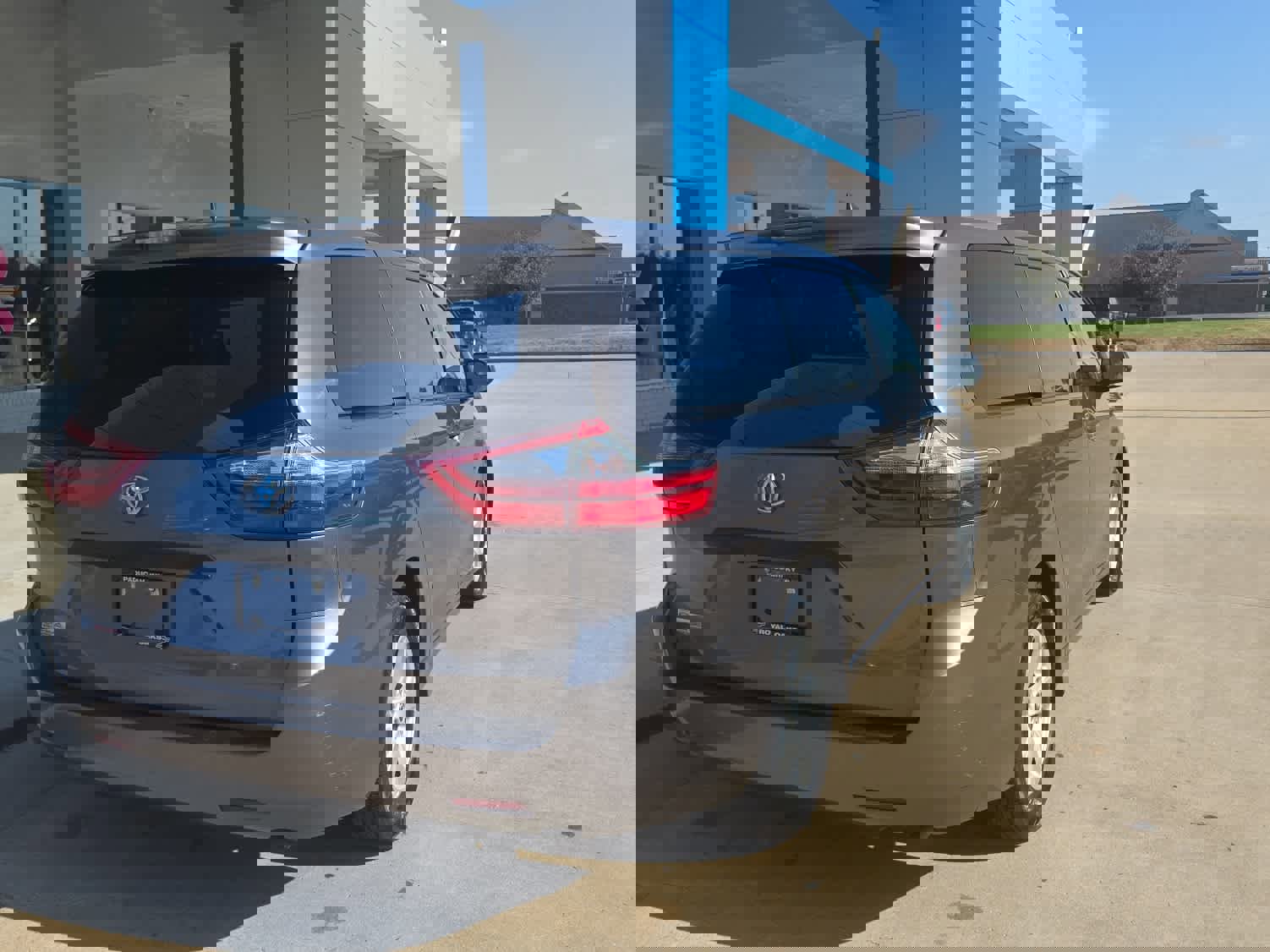 Used 2020 Toyota Sienna L image 9