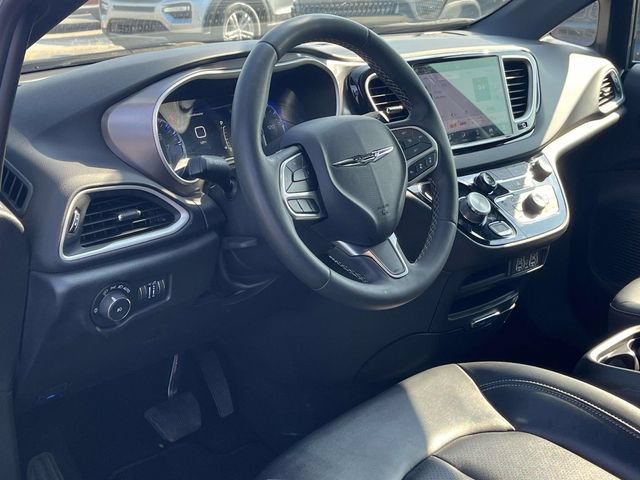 Used 2025 Chrysler Pacifica Select FWD image 12