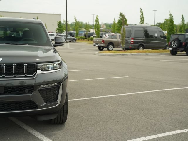 New 2026 Jeep Grand Cherokee Limited w/ Luxury Tech Group II AWD/4WD image 39