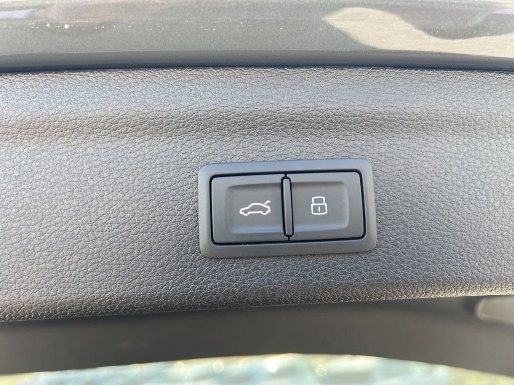 Used 2025 Audi Q3 2.0T Premium w/ Convenience Package image 9