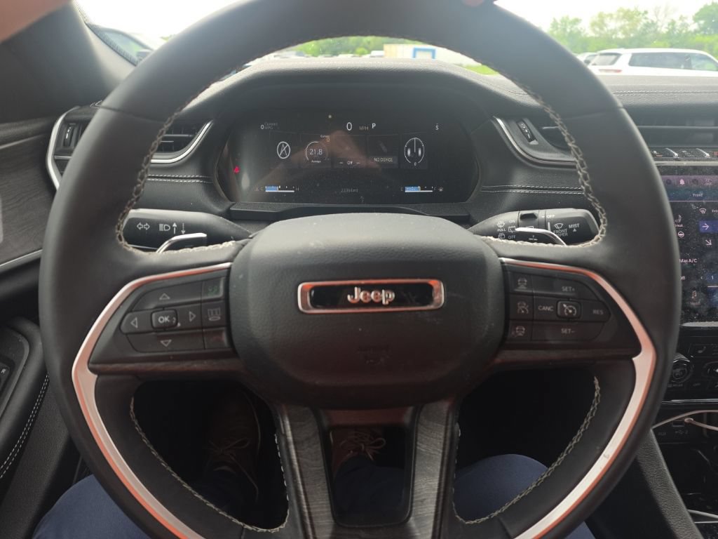 Used 2024 Jeep Grand Cherokee L Limited w/ Black Appearance Package AWD/4WD image 18