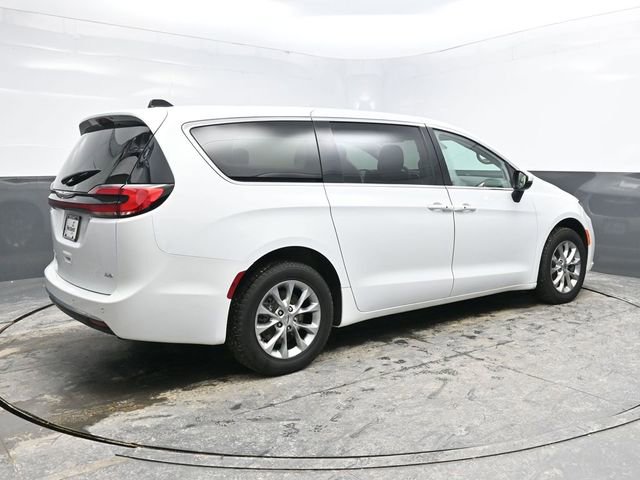 Used 2023 Chrysler Pacifica Touring-L image 7