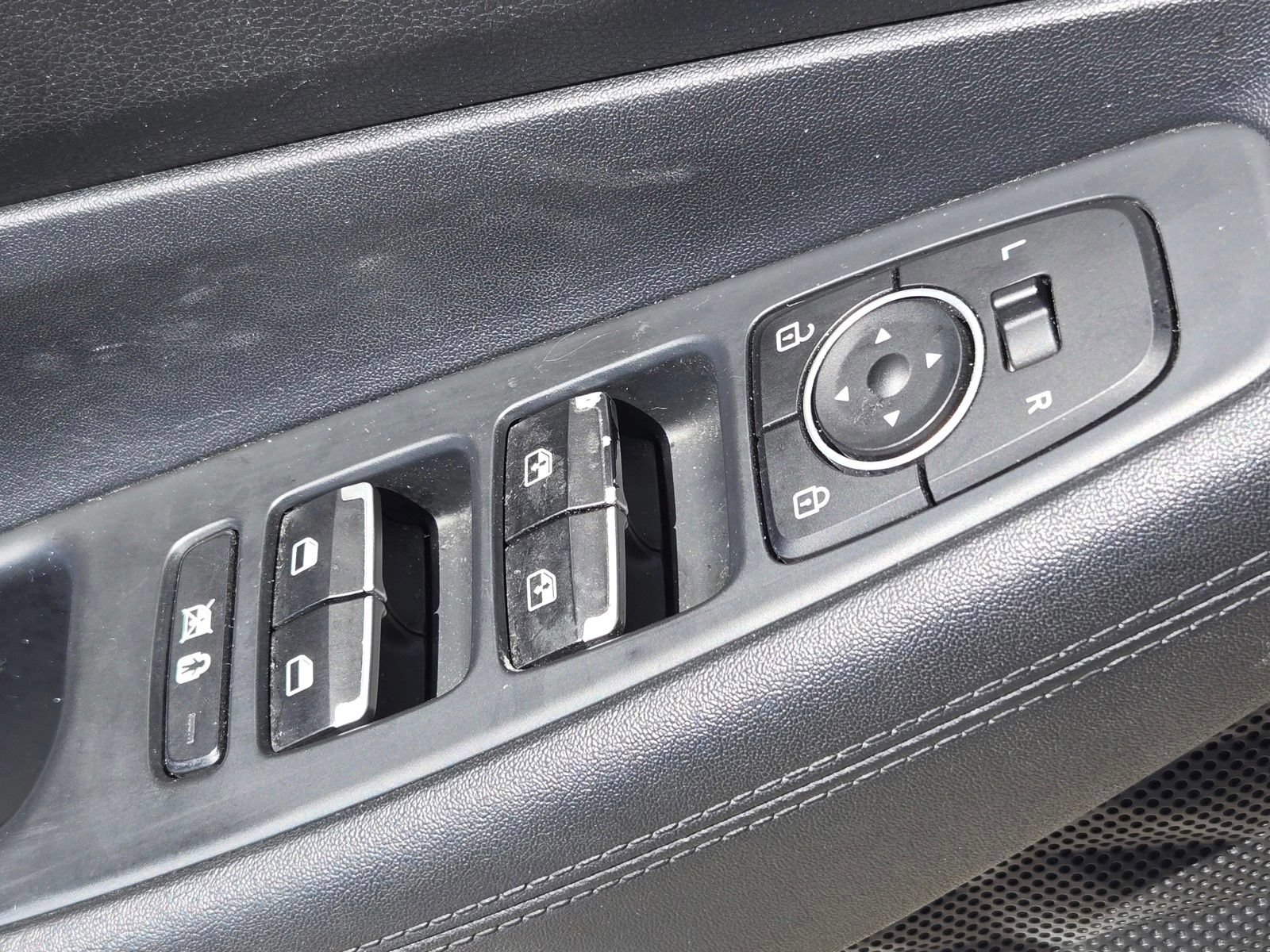 Used 2019 Hyundai Santa Fe SEL FWD image 16
