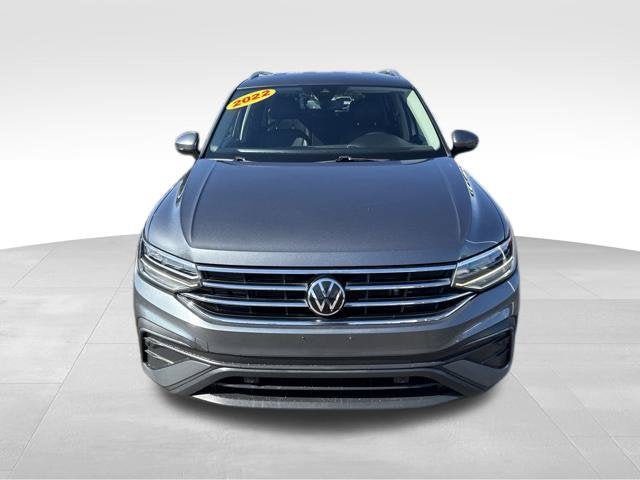 Used 2022 Volkswagen Tiguan SE FWD image 2
