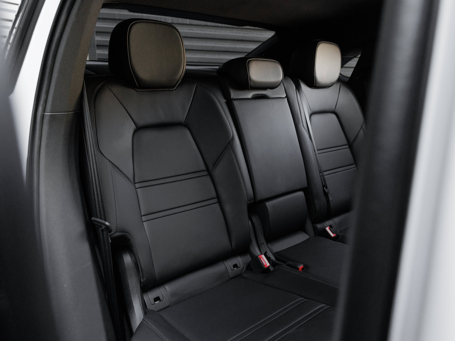Certified 2025 Porsche Cayenne Coupe AWD/4WD image 35