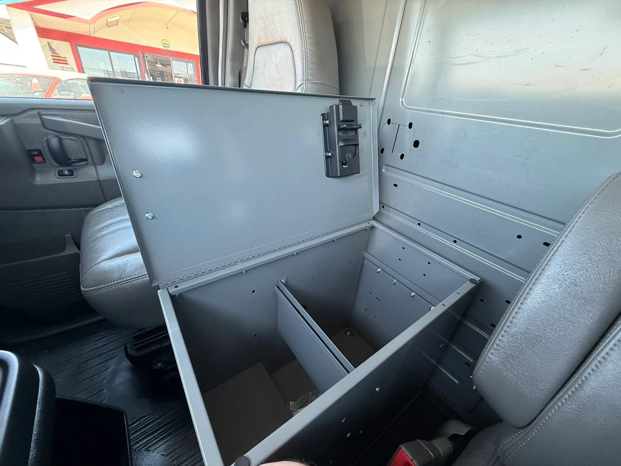 Used 2017 Chevrolet Express 3500 Extended RWD image 13