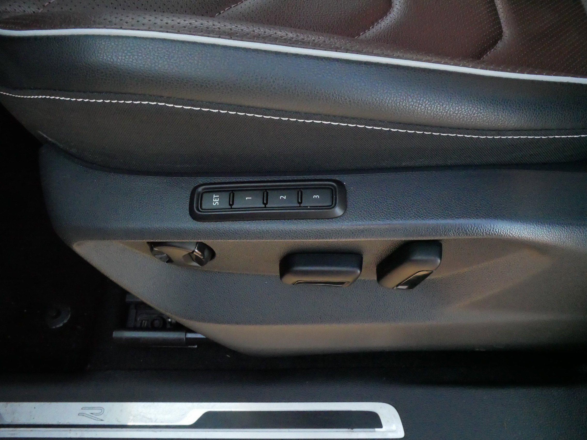 Used 2024 Volkswagen Tiguan SEL R-Line image 20