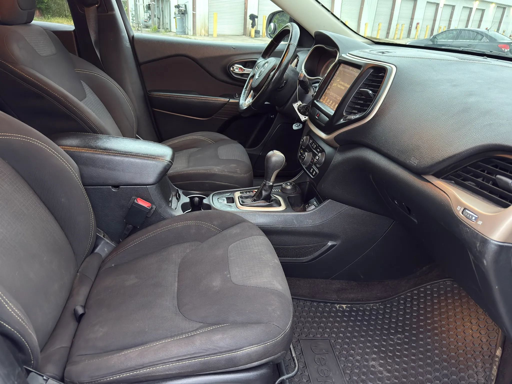 Used 2016 Jeep Cherokee Latitude w/ Cold Weather Group AWD/4WD image 27