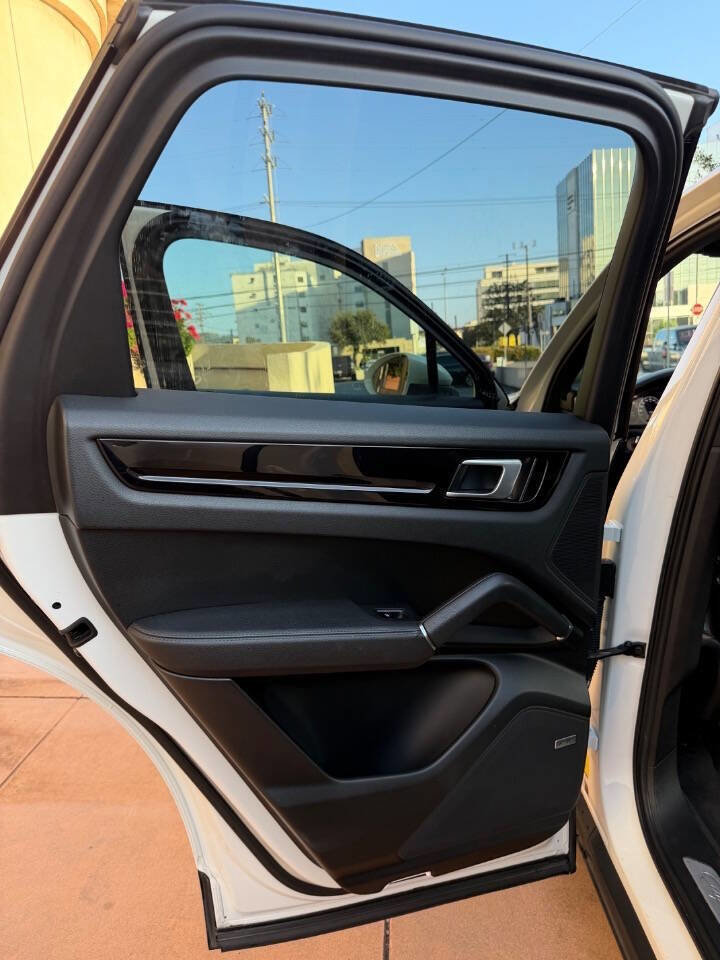 Used 2019 Porsche Cayenne w/ Premium Package image 30