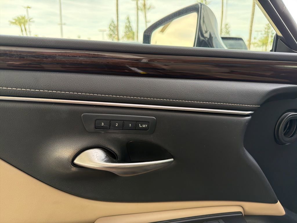 Used 2019 Lexus ES 300h w/ Premium Package image 6