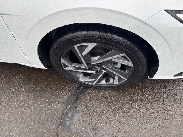 Certified 2025 Hyundai Elantra SEL image 32