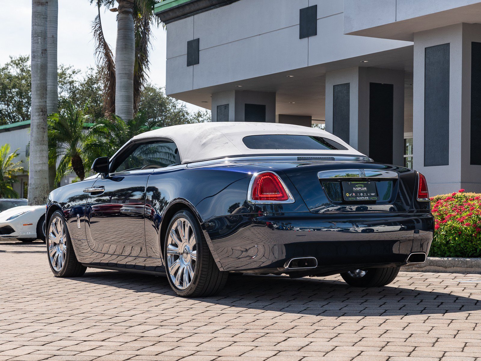 Used 2018 Rolls-Royce Dawn image 18